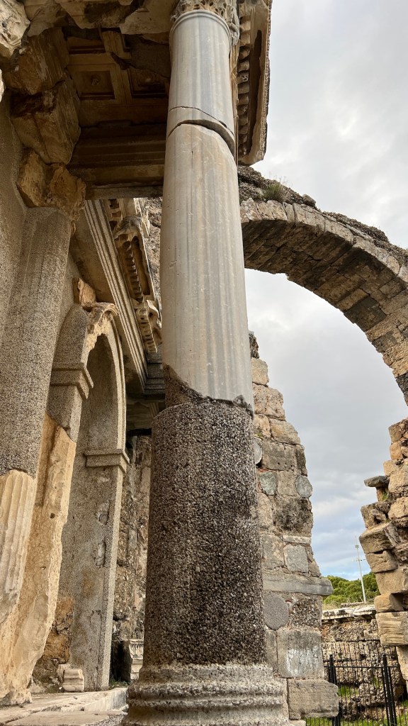 Ein Teil des zerfallenen Theaters